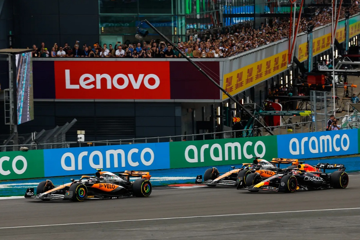 Norris lidera y Piastri también busca rebasar a Verstappen. (Glenn Dunbar)