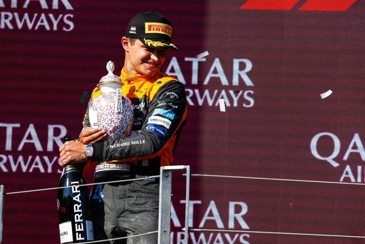 Norris abraza en el podio su trofeo del segundo lugar. (Glenn Dunbar)