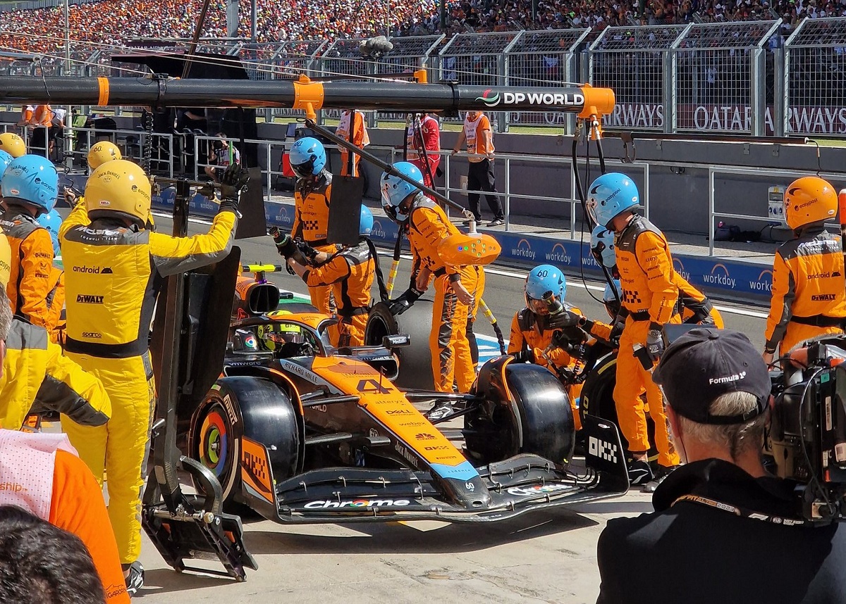 El primer pit stop de Norris para lanzar un overcut a su compañero Piastri por la segunda posición. (McLaren Racing)