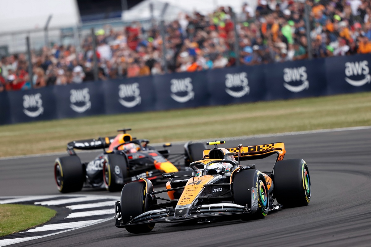 Norris por delante de Verstappen en las primeras vueltas en Silverstone. (McLaren Racing)