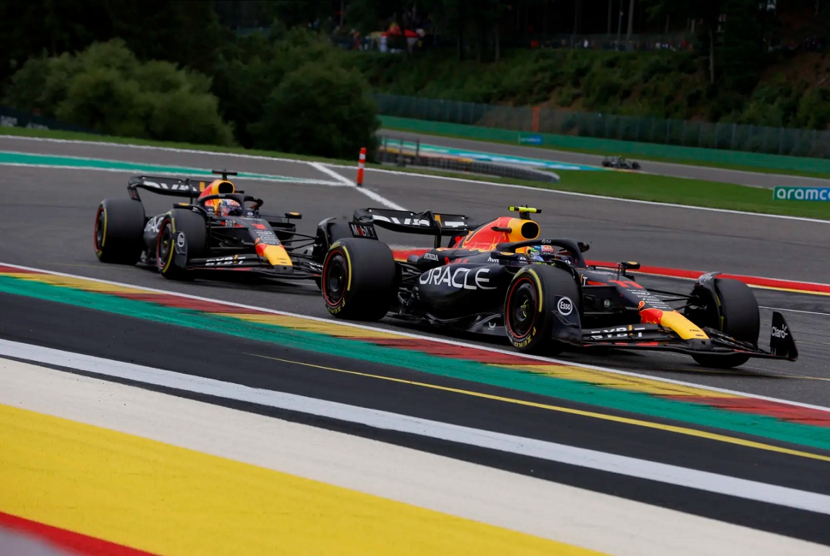 Verstappen pegado a Checo en la salida del Bus Stop, lo superaría en Kemmel. (Steven Tee)