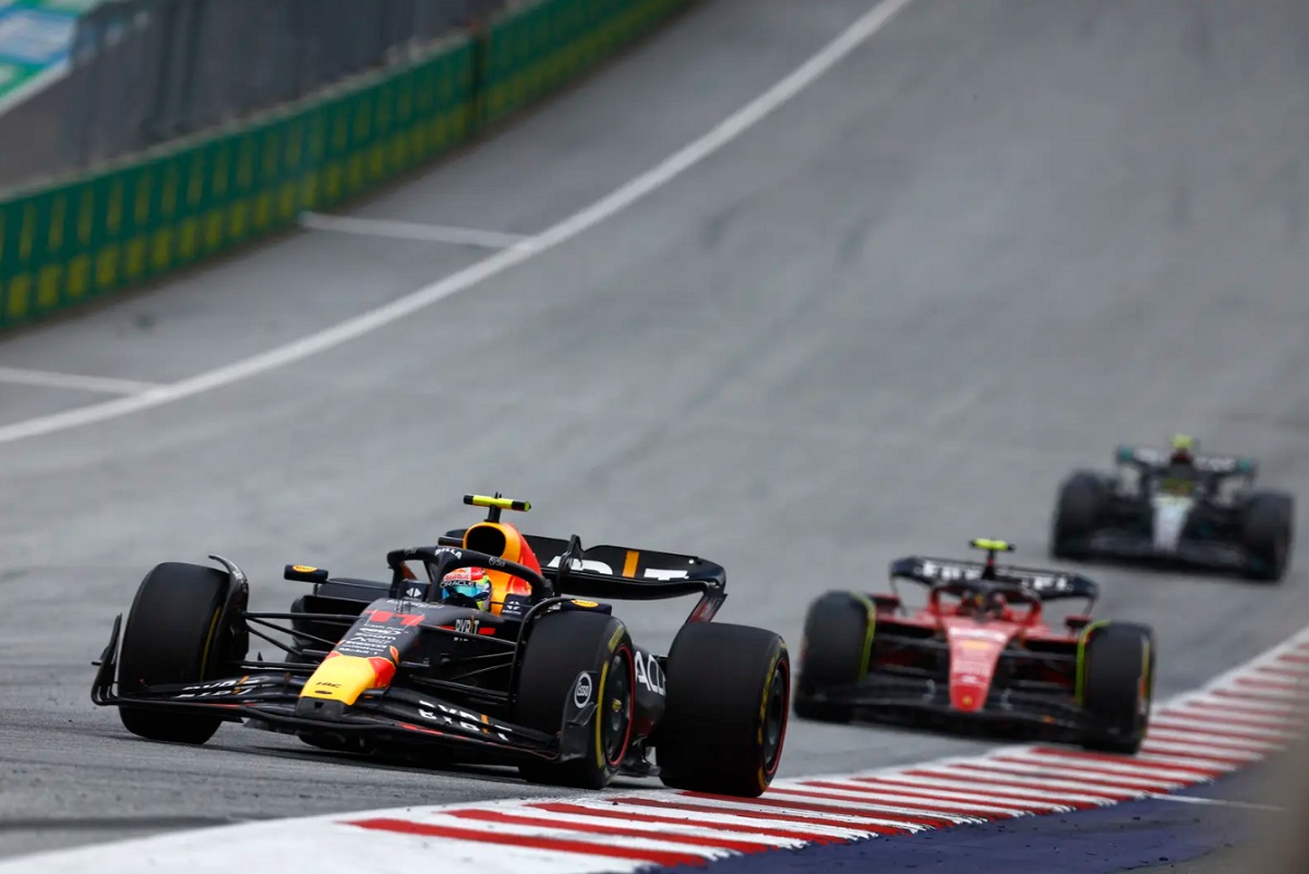 Perez y Sainz mantuvieron una apaionante batalla por el tercer lugar. (Zak Mauger)