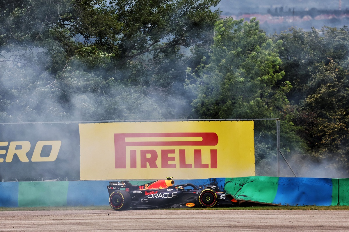 El Red Bull de Pérez incrustado en el muro de la curva 5. (XPB Images)