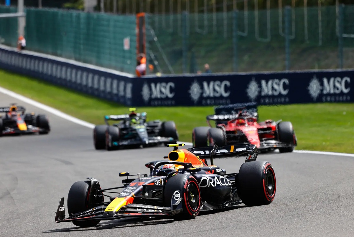 Pérez lideró hasta la vuelta dieciséis hasta que lo rebasó Verstappen en Kemmel. (Andy Hone)