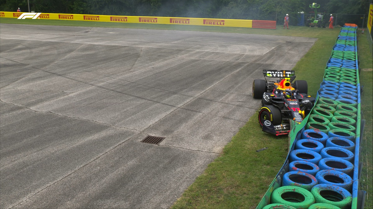 Pérez perdió el control del Red Bull al pisar el césped y se estrelló contra las defensas. (Imagen TV / F1 TV)