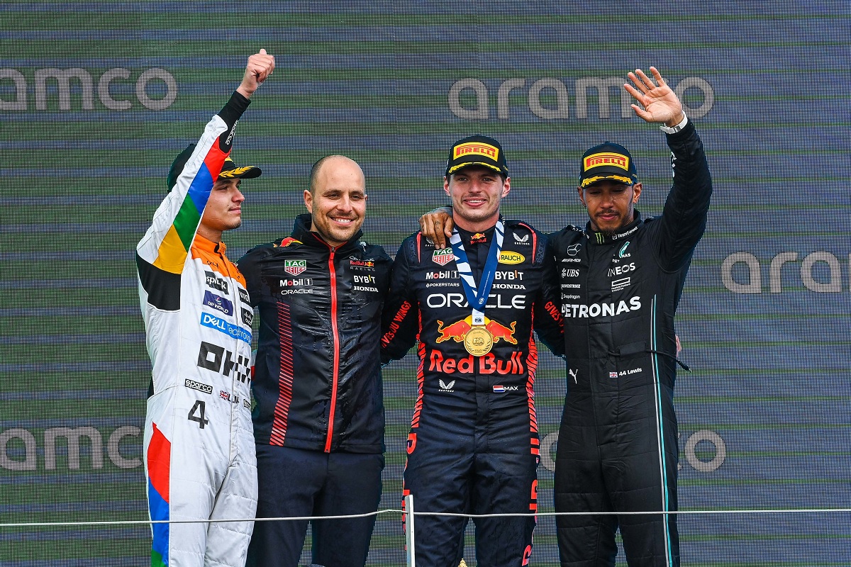 Hamilton en el podio junto a Verstappen y Norris. (Pirelli Motorsport)
