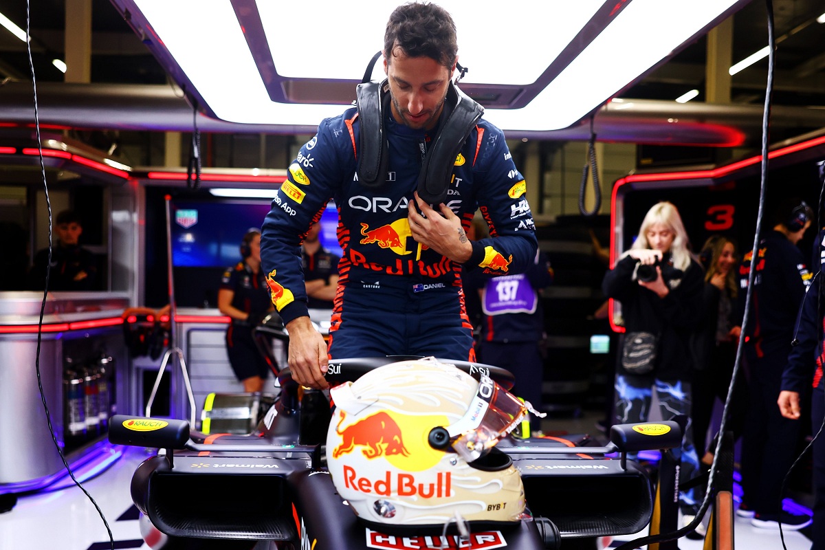 Ricciardo se preparada para salir a rodar con el RB19 en los test de Pirelli en Silverstone. (Red Bull Racing)