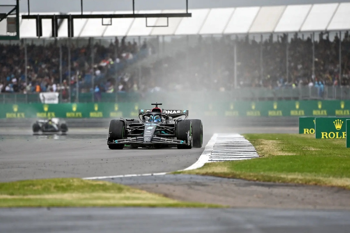 Russell en primer plano durante la Qualy, detrás aparece Hamilton. (Mark Sutton)