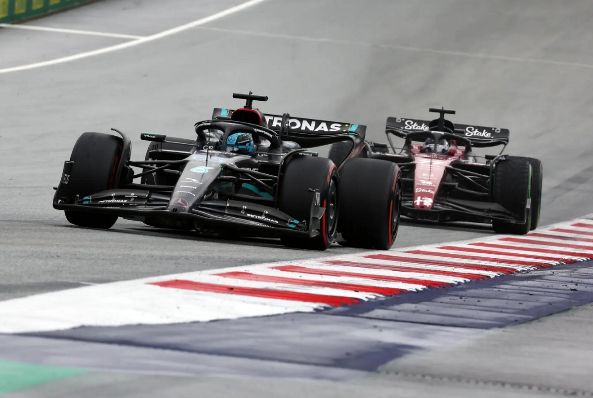 Russell por delante de Bottas. (Steve Etherington)