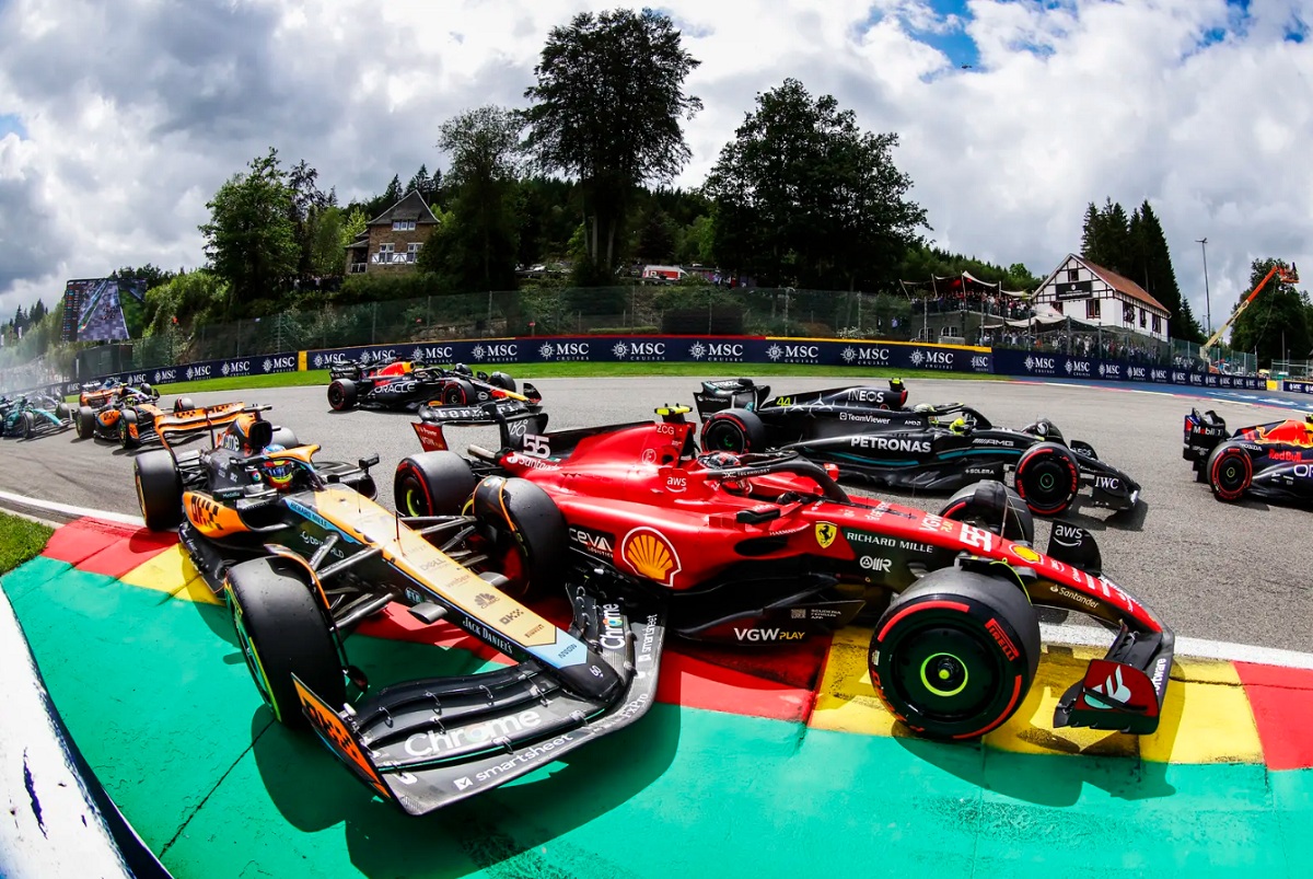 Sainz choca con Piastri en La Source, ambos tuvieron que bandonar. (Steven Tee)
