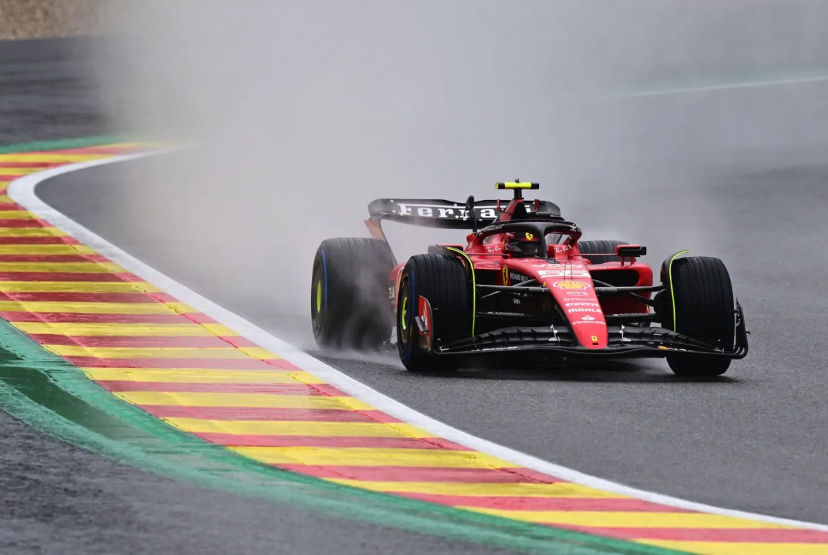 Sainz lidera el único entrenamiento en Spa