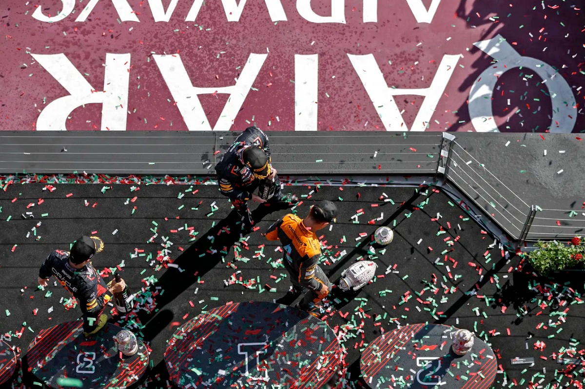 Verstappen y Norris contemplan lo que queda del trofeo del holandés en el suelo, el británico lo tiró por accidente. (Zak Mauger)