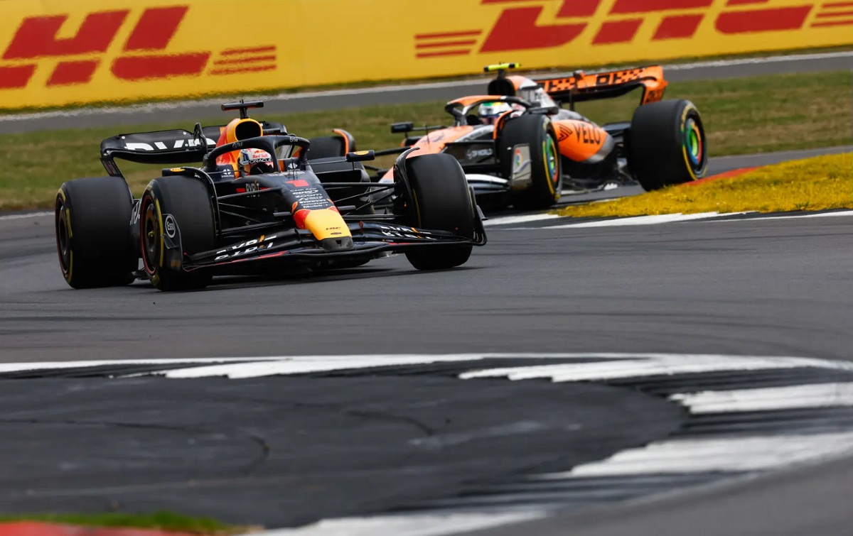 Verstappen recupera la primera posición busca alejarse de Norris. (Zak Mauger)
