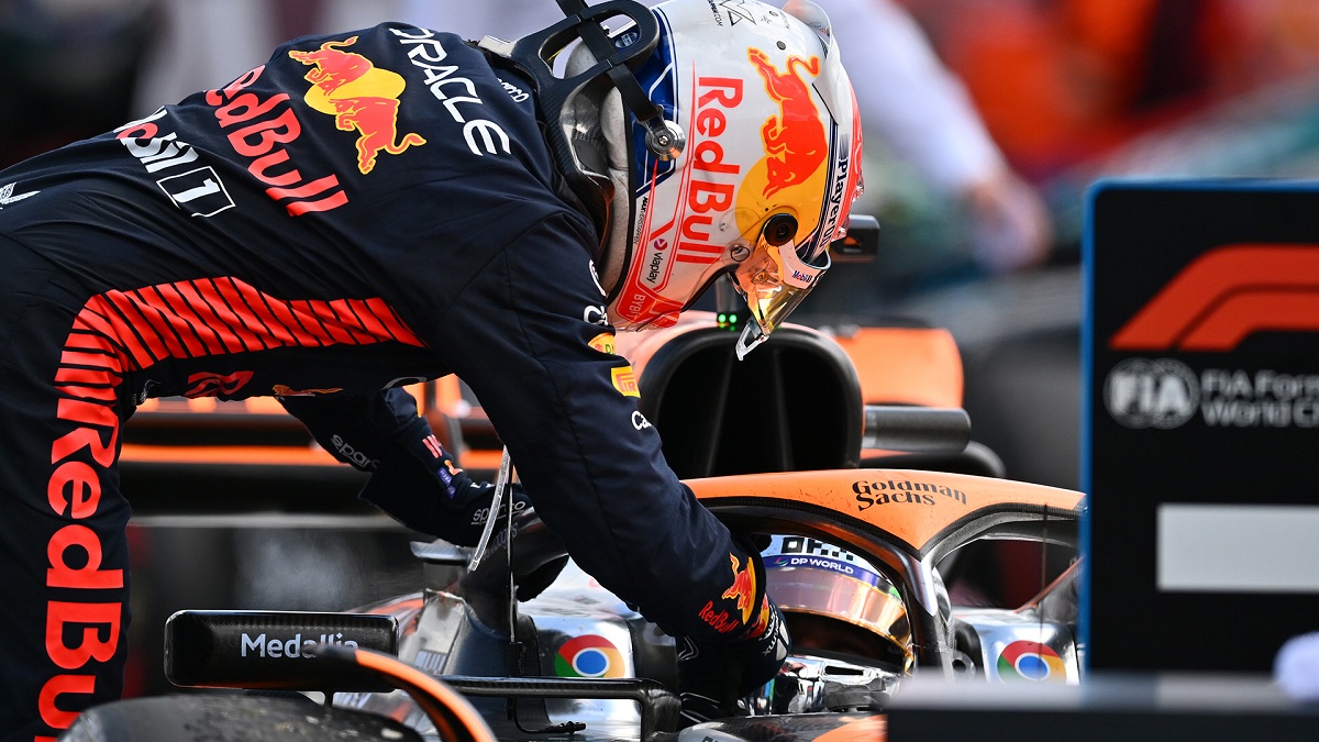 Verstappen saluda a Norris en parque cerrado. (Red Bull Racing)
