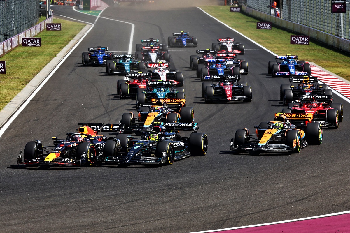 Verstappen no da margen a Hamilton para que cierre la línea y le arrebata la primera posición en la partida. (XPB Images)