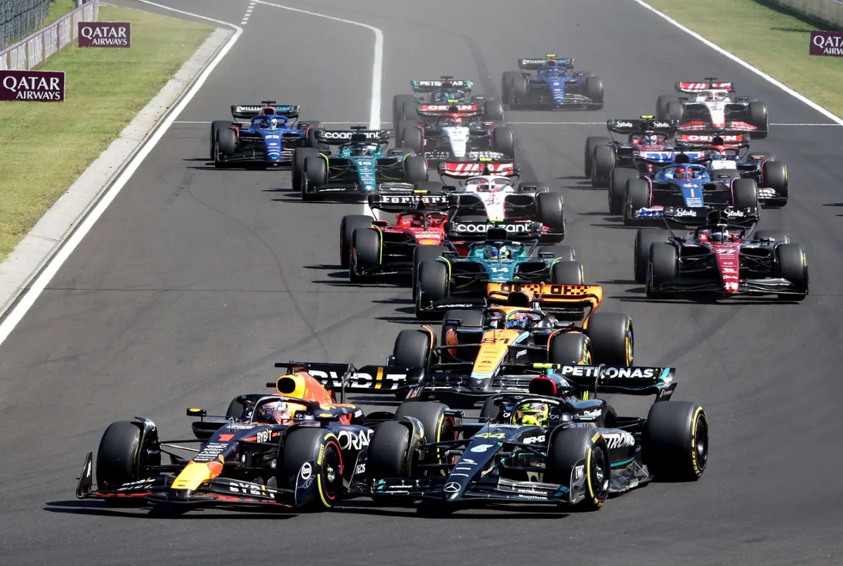 Verstappen da el sorpasso a un Hamilton que reaccionó tardiamente para cerrar la cuerda en la primera curva. (Steve Etherington)