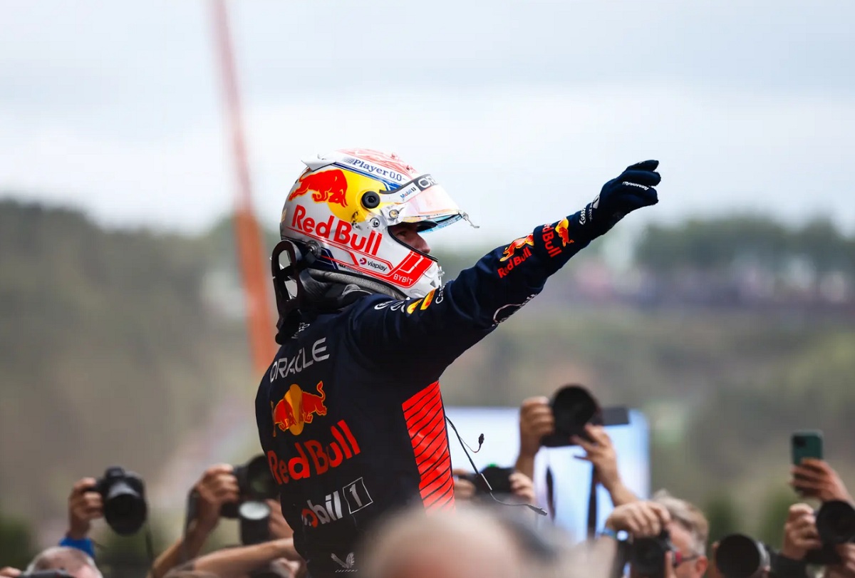 Verstappen saluda al público en el parque cerrado. (Sam Bloxham)