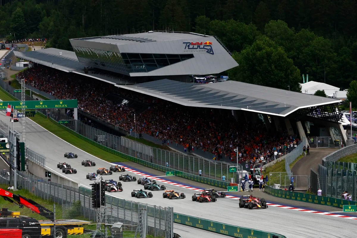 Verstappen firme en la partida seguido por las Ferrari de Leclerc y Sainz. (Zak Mauger)