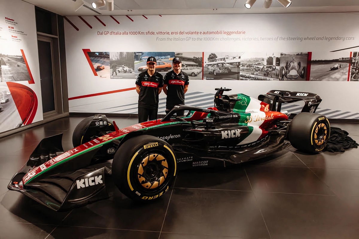 Bottas y Zhou posan junto al C43 con la librea que lucirá en Monza. (Alfa Romeo F1 Team)
