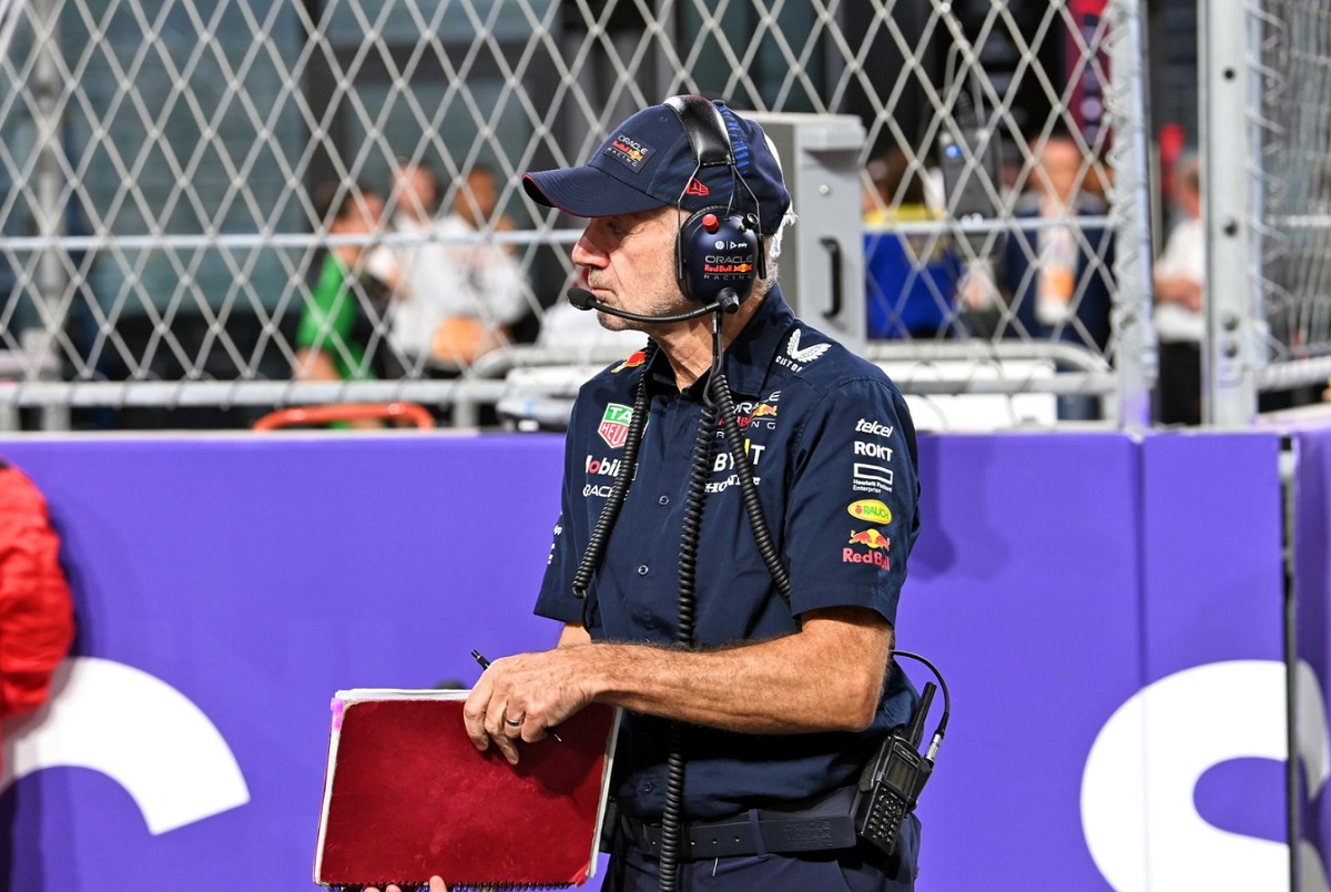 Newey y su inseparable cuaderno de anotaciones. (Archivo / Mark Sutton, 2023)