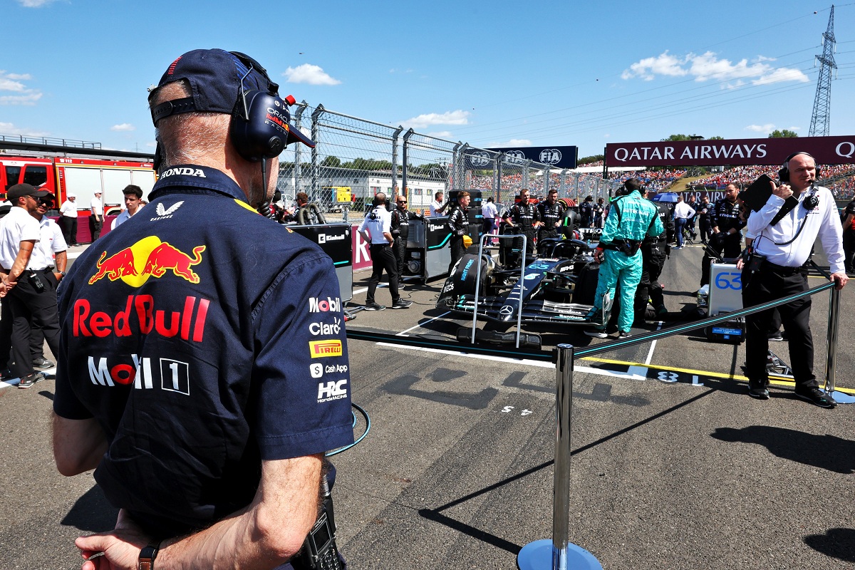 Newey estudiando a los coches rivales en la parrilla, una imagen que podría no verse por algún tiempo. (Archivo / XPB Images, 2020)