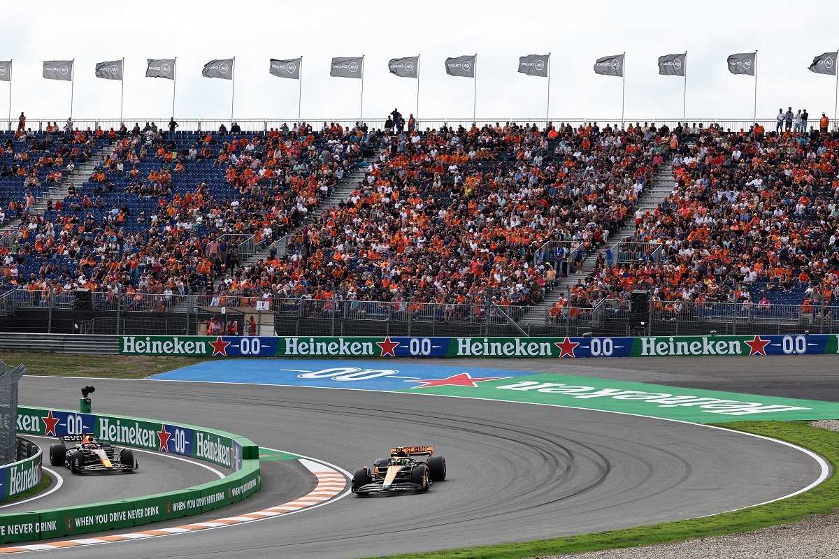 Norris en pista mientras Verstappen sale de boxes. (XPB Images)