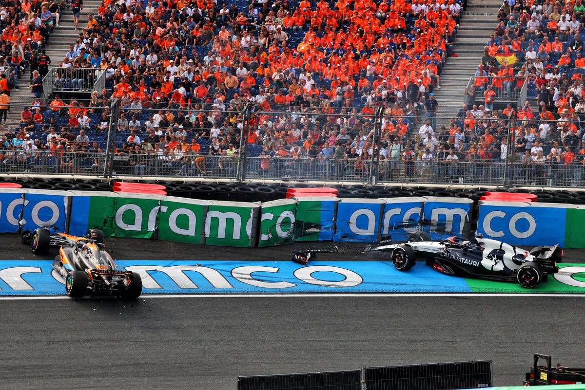 Ricciardo golpeó las defensas a pocos metros del McLaren de Piastri que tuvo un despiste similar, la lesión se produjo al no soltar a tiempo el volante. (Archivo / XPB Images)