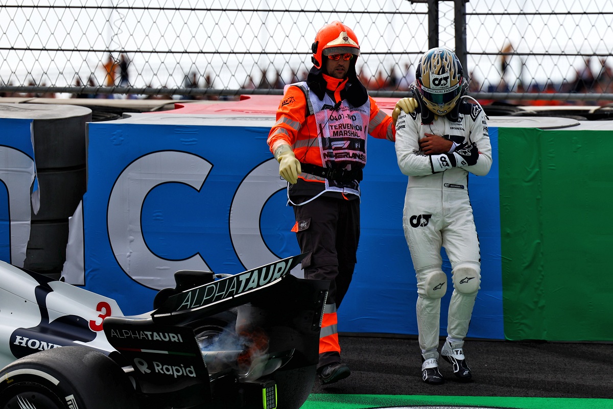 Ricciardo se toma el brazo izquierdo luego del accidente en el peralte de la tercera curva. (Alastair Staley / XPB Images)