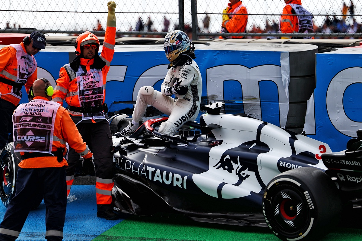 Ricciardo se toma el brazo izquierdo luego del accidente en el peralte de la tercera curva en Zandvoort. (Archivo / Alastair Staley - XPB Images)