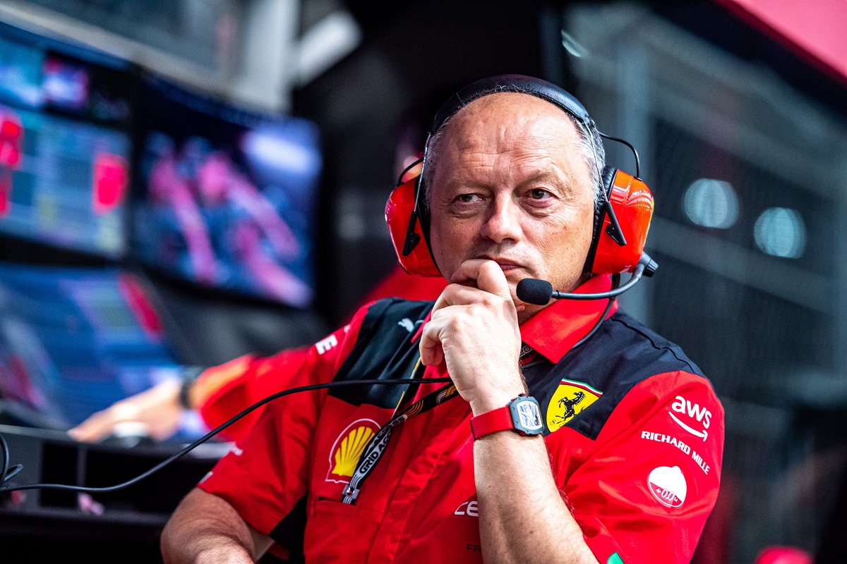 En el Pit Wall de Jeddah, su segunda carrera como director de Ferrari. (Ferrari Media Centre)