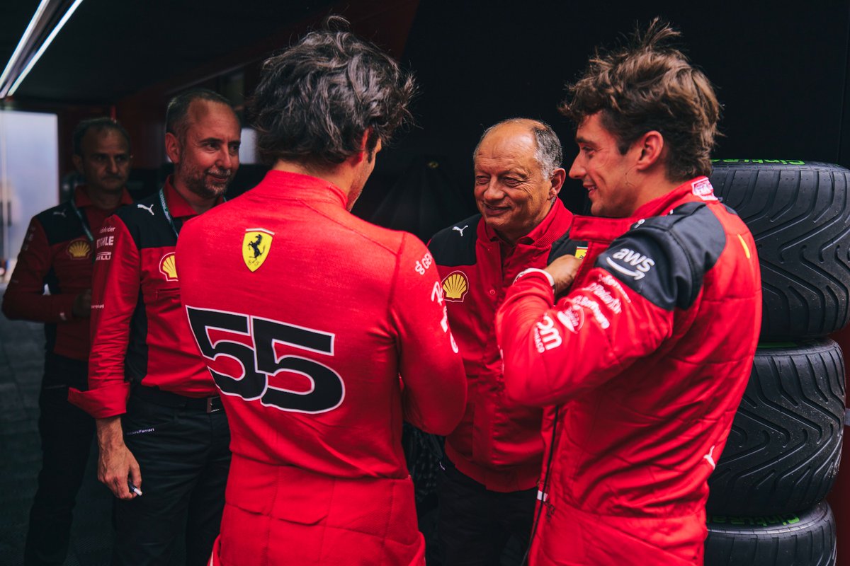 Vasseur habla cons sus pilotos antes de la primera práctica libre en Zandvoort. (Ferrari Media Centre)