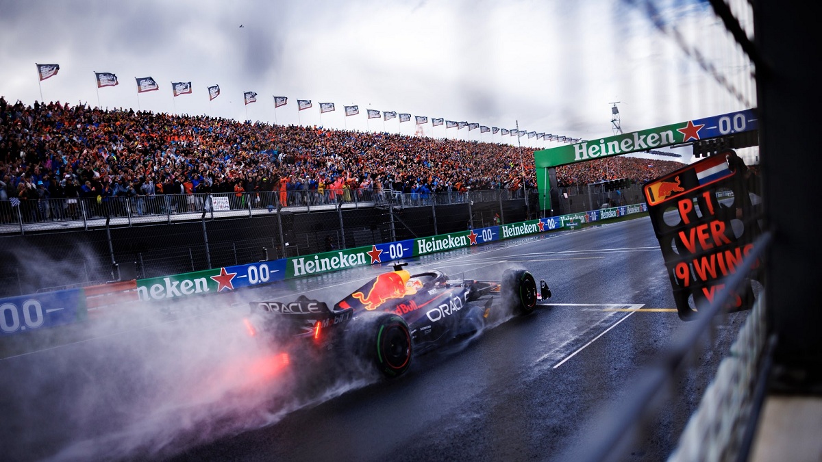 Verstappen cruza la meta y el Pit Wall le marca su novena victoria consecutiva. (Red Bull Content Pool)