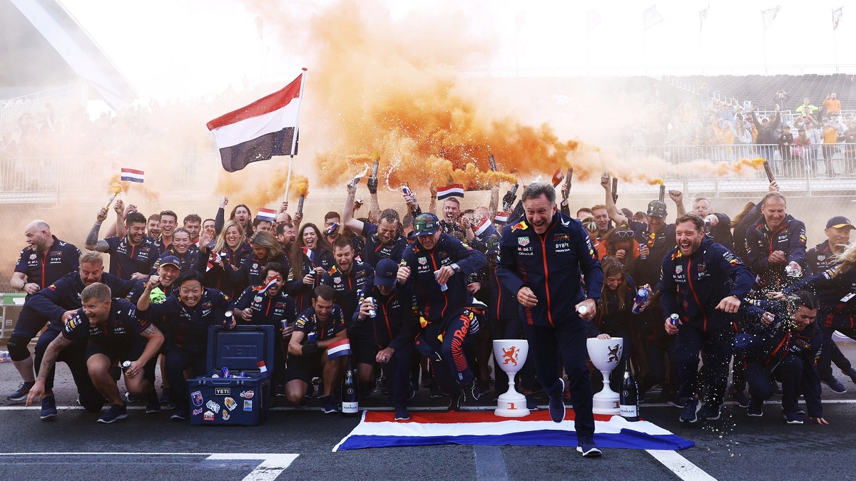 El festejo del equipo que logró su decimoquinta victoria consecutiva. (Red Bull Content Pool)
