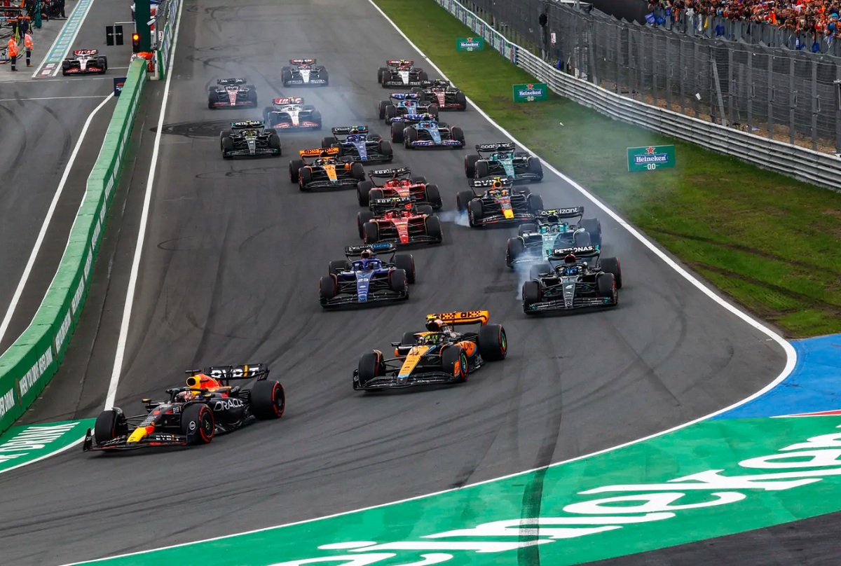 Verstappen arriba primero y cómodo a Tarzán dejando sin espacios a Norris. (Sam Bloxham)