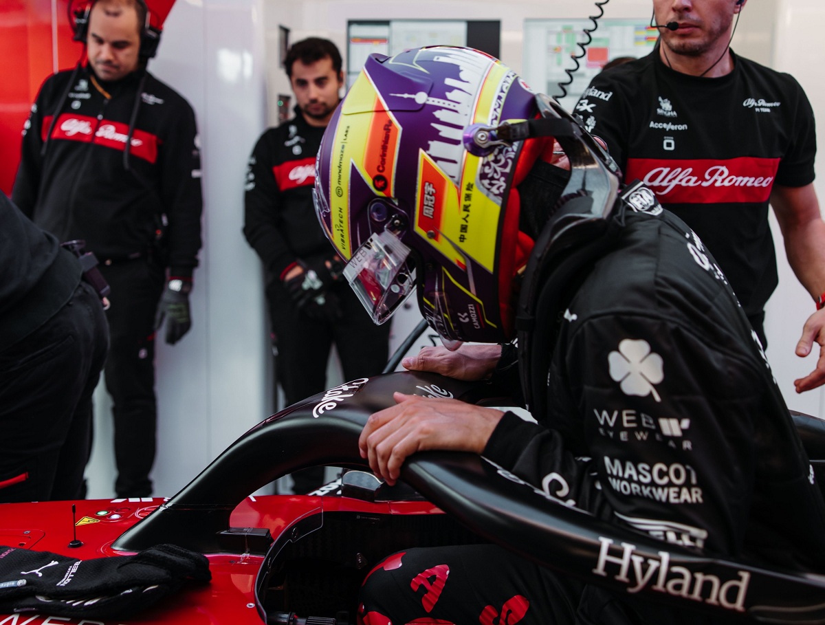 Zhou preparándose para salir a pista. (Alfa Romeo F1 Team Stake)
