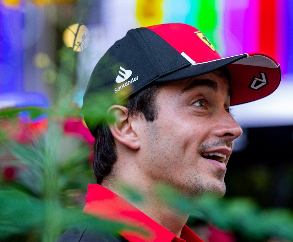 Charles Leclerc lidera la primera sesión libre en Singapur