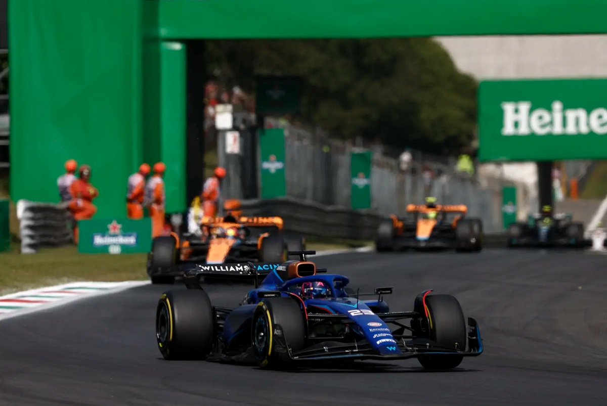 Albon contuvo a los McLaren y casi lo logra con Hamilton; séptima posición con el Williams. (Zak Mauger)