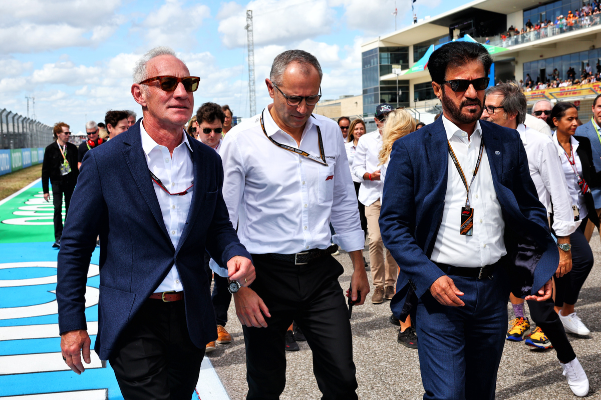 Greg Maffei -a la Izquierda- junto con Stefano Domenicali y Mohammed Ben Sulayem. (Archivo / Russell Batchelor - XPB Images)