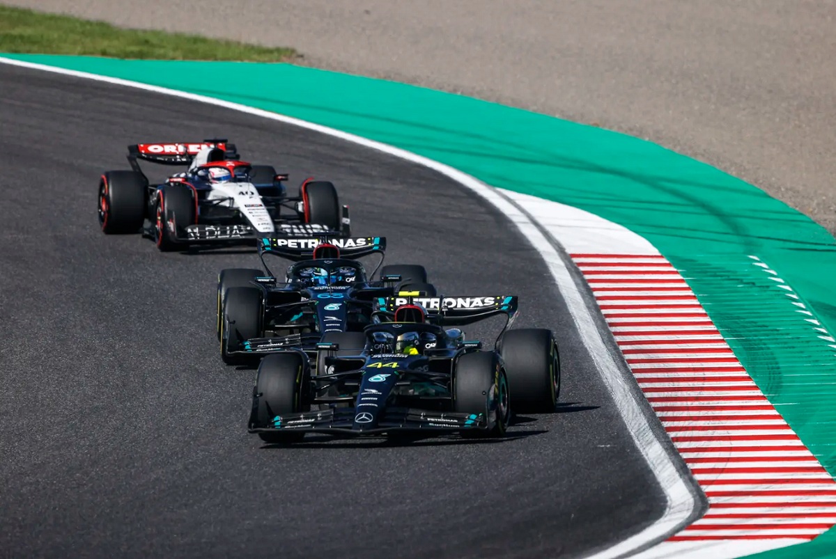 Hamilton batalla con Russell, de fondo Lawson que humilló a su Tsunoda ante su público. (Andy Hone)