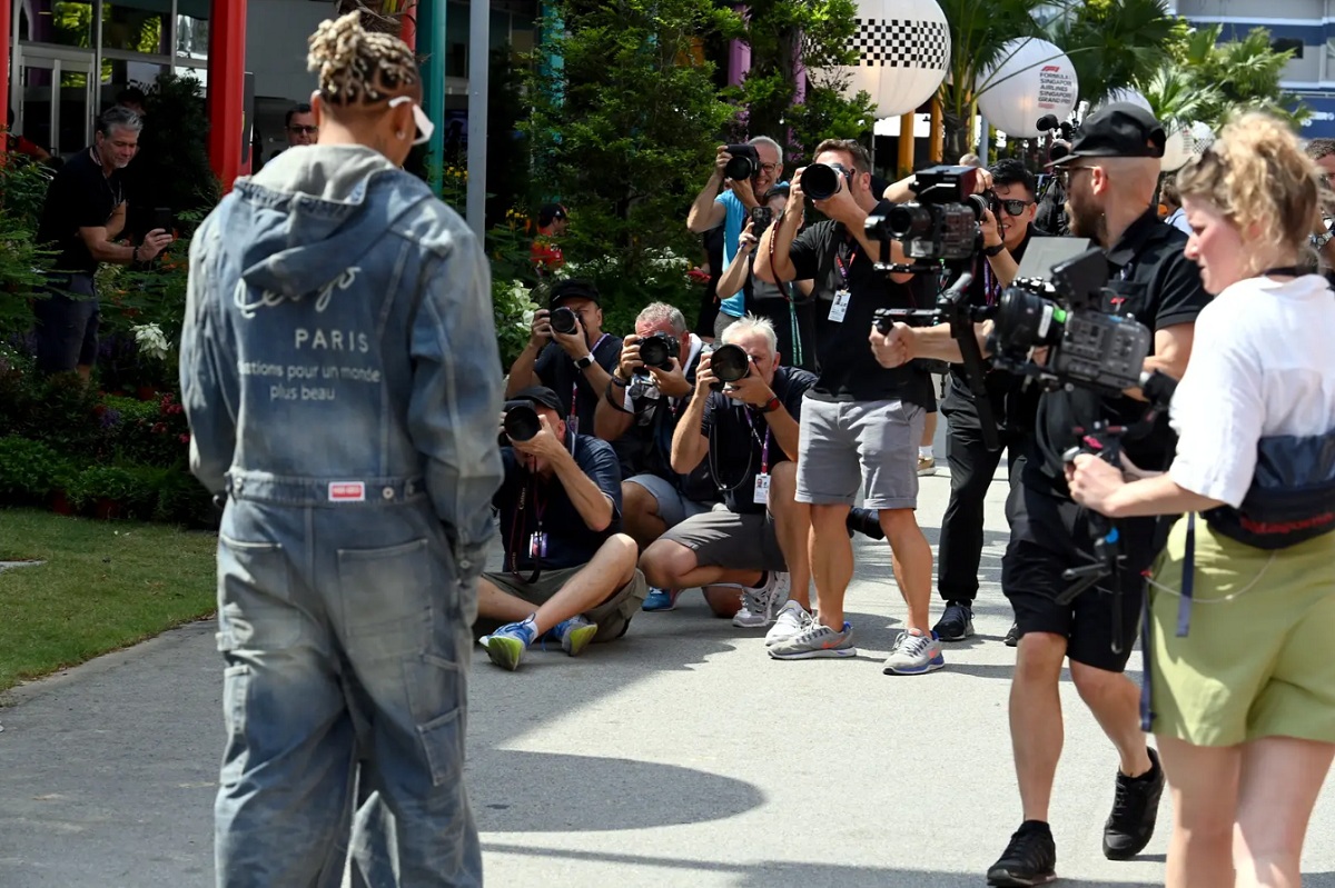 Hamilton posando para la prensa cuando arribó al circuito de Marina Bay. (Mark Sutton)