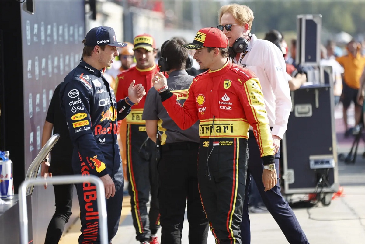 Leclerc habla con Verstappen en el parque cerrado, atrás el ganador de la pole: Carlos Sainz. (Andy Hone)