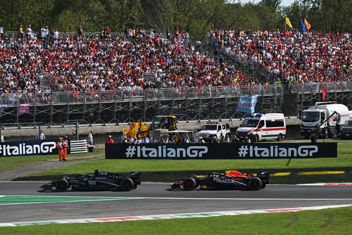 Pérez ataca a Russell por la cuarta posición en las primeras vueltas de carrera. (Simon Galloway)