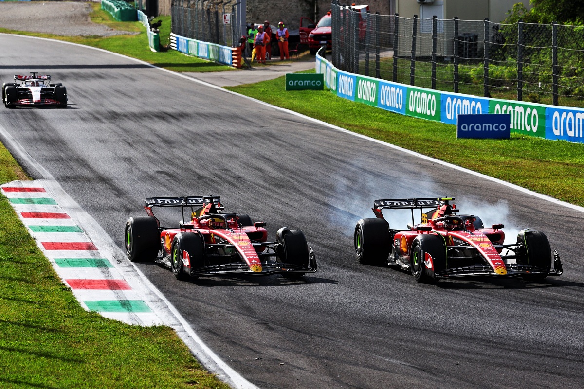 Sainz bloquea ante la presión de Leclerc lanzado en ataque. (XPB Images)
