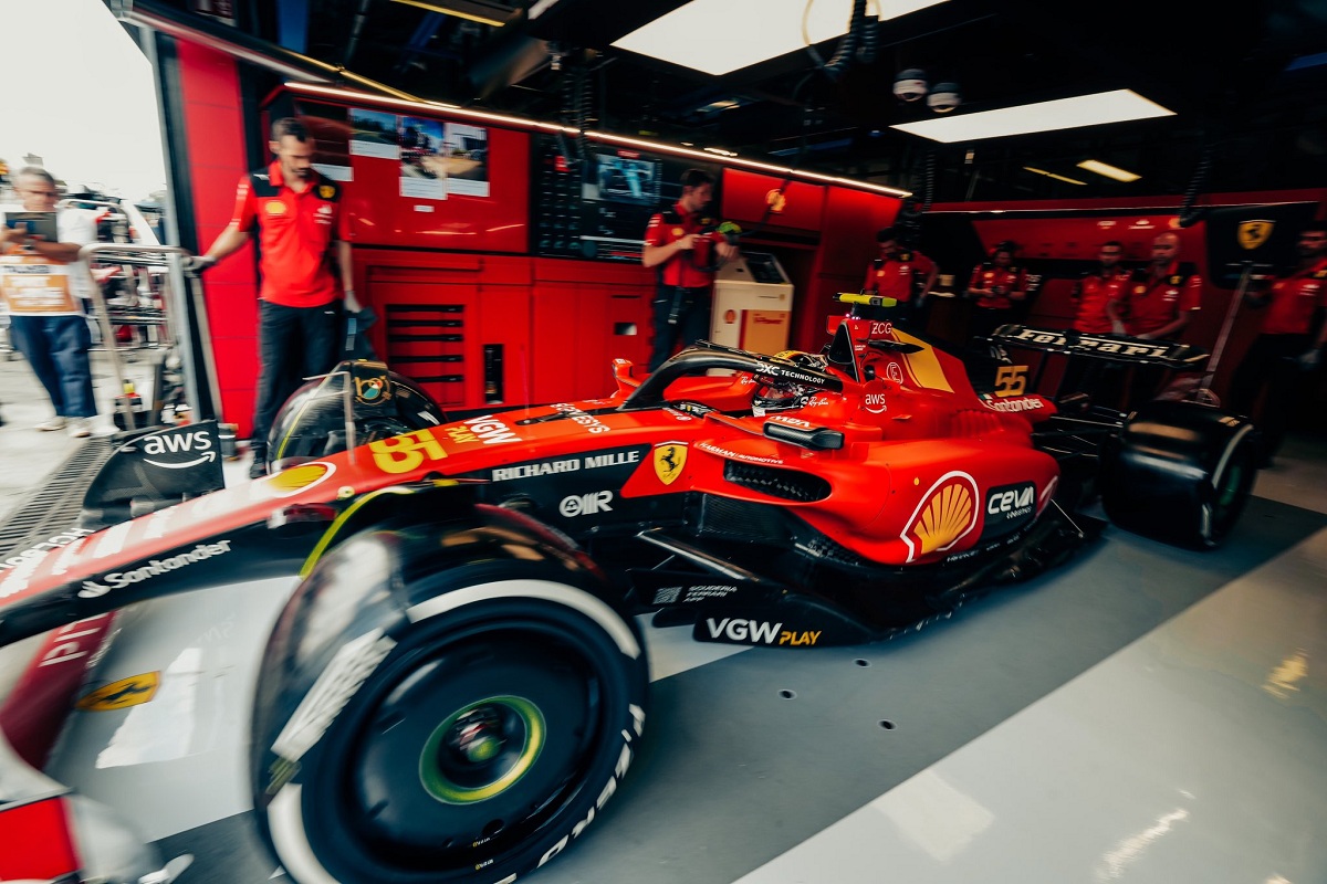 Sainz sale a pista para las primeras vueltas en Monza. (Ferrari Media Centre)