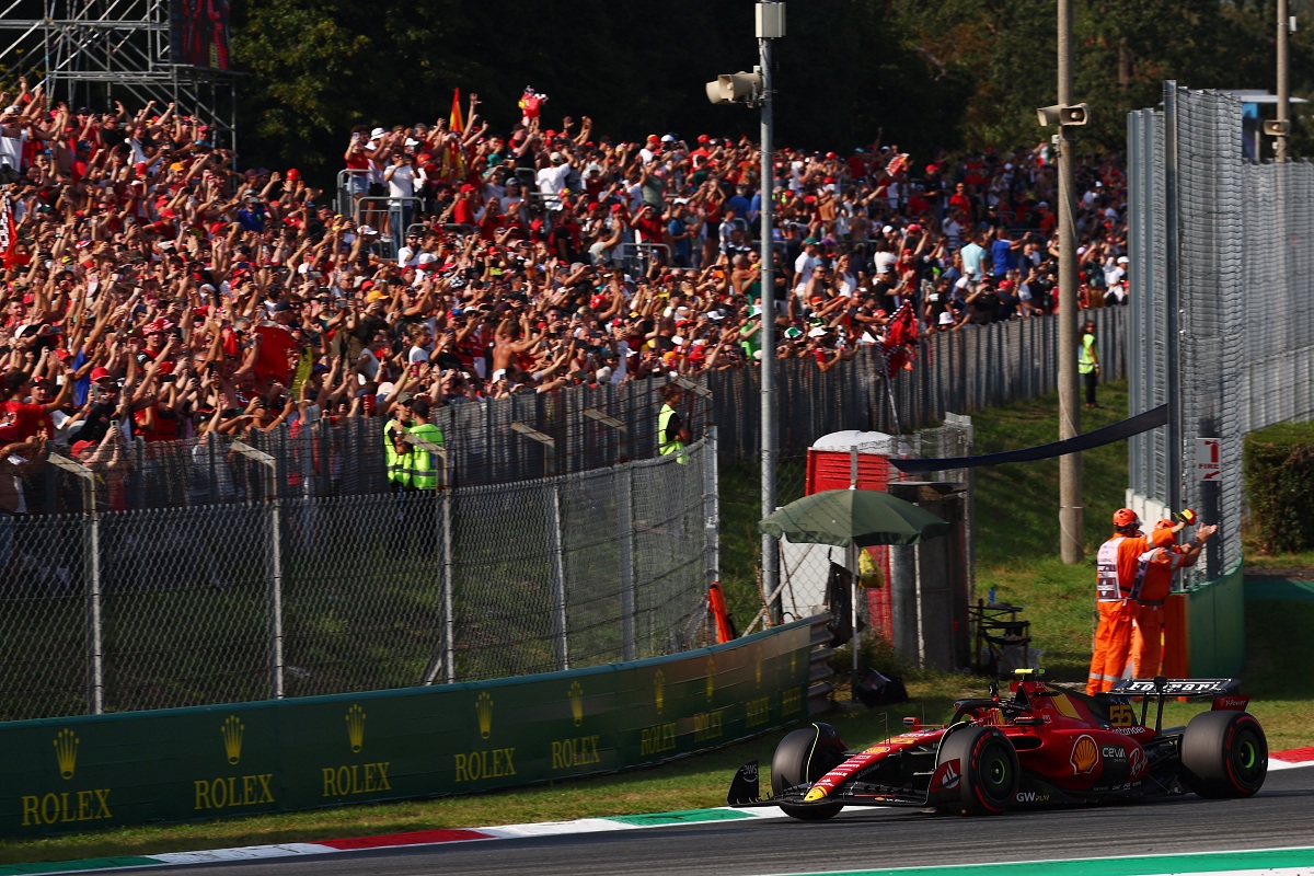 Sainz saluda a los Tifosi tras lograr la pole en Monza. (XPB Images)