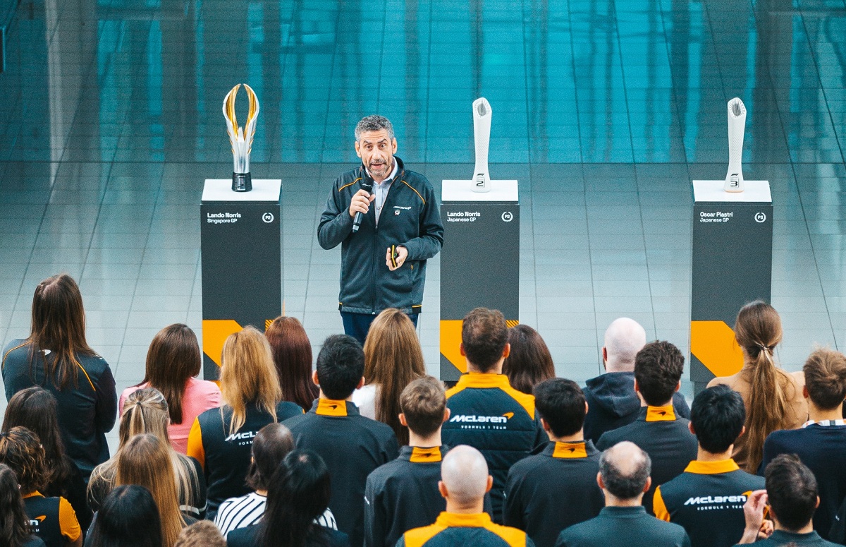 Stella en una ceremonia en Woking para festejar con los empleados de la fábrica los podios en Singapur y Japón. (McLaren Racing)
