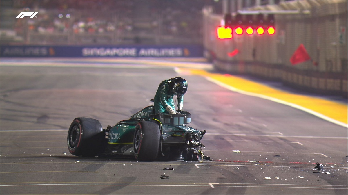 Stroll se baja ileso tras el violento impacto en la recta. (Imagen TV / F1TV)
