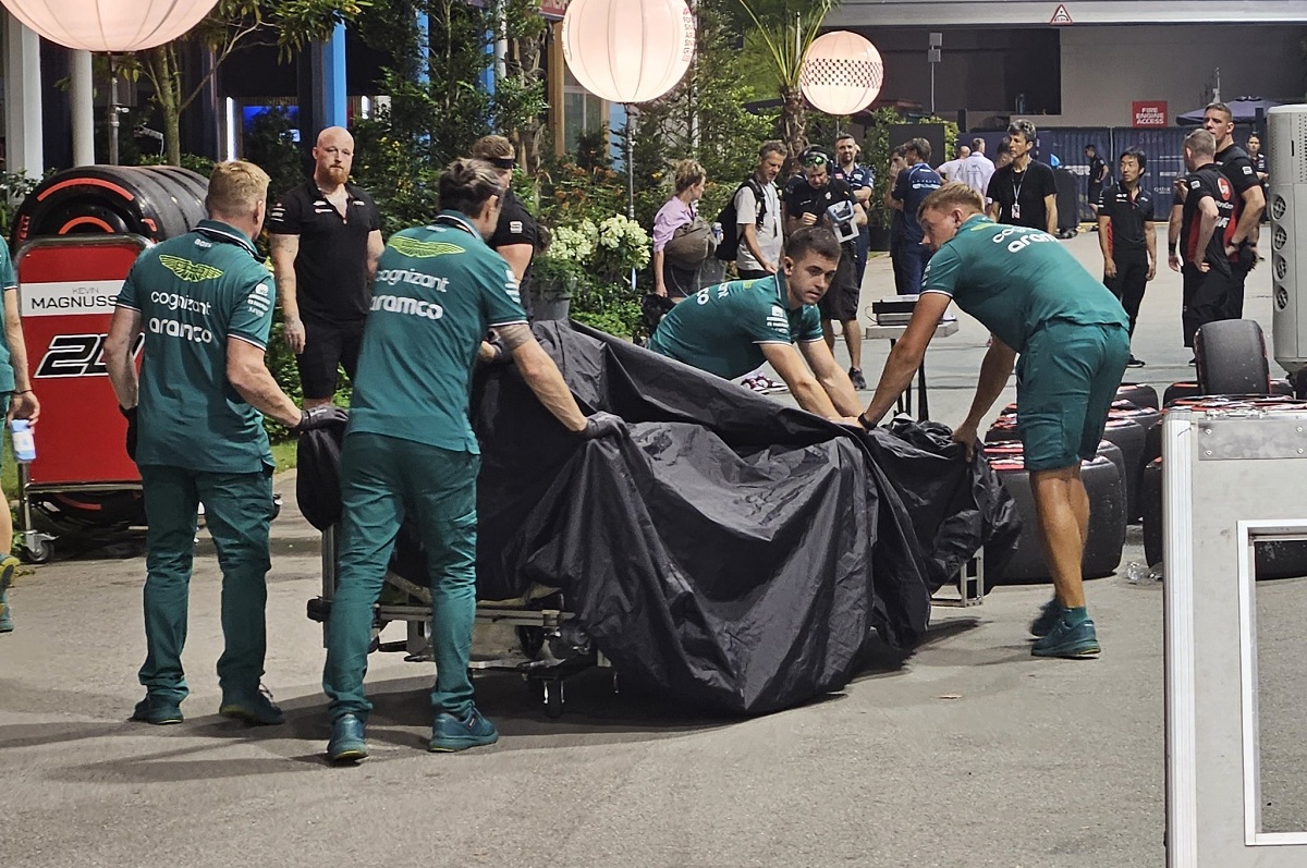 Mecánicos de Aston Martin trasladan un nuevo chasis, el AMR23 del canadiense quedó destruído. (Albert Fabrega)