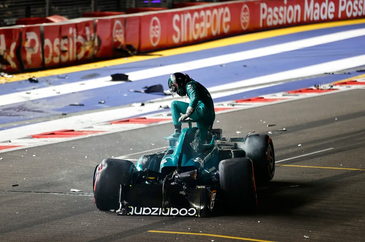 Stroll se baja ileso de lo que quedó de su Aston Martin tras el violento impacto en la recta. (Andy Hone)