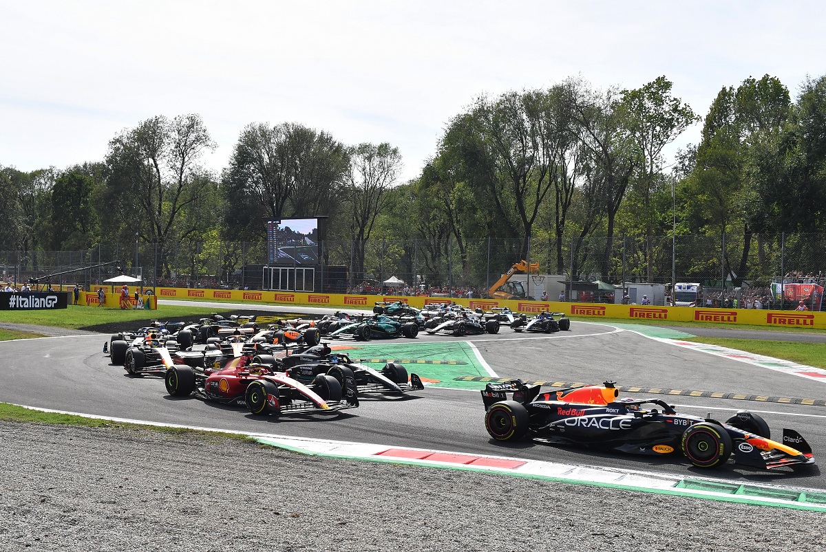 Los coches transitan Rettifilo después de la partida del Gran Premio de Italia. (REUTERS / Jennifer Lorenzini)